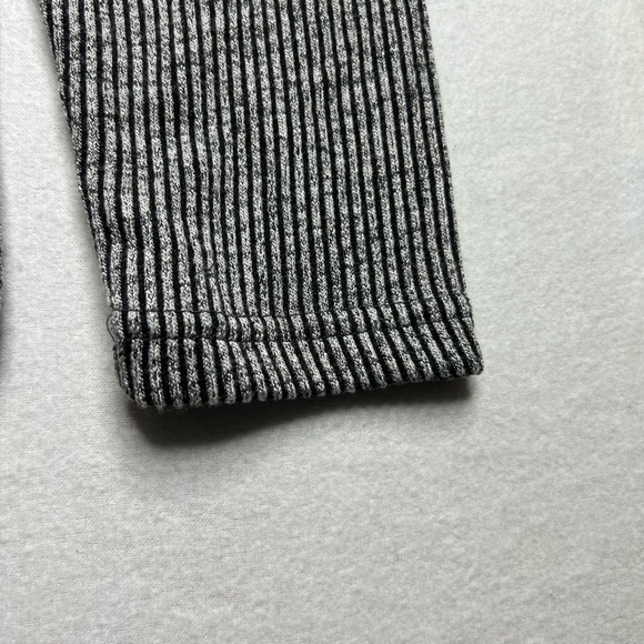 Time and‎ Tru Gray Womens Knit Sweater Top Long Sleeve Crop Size Medium - Picture 3 of 9